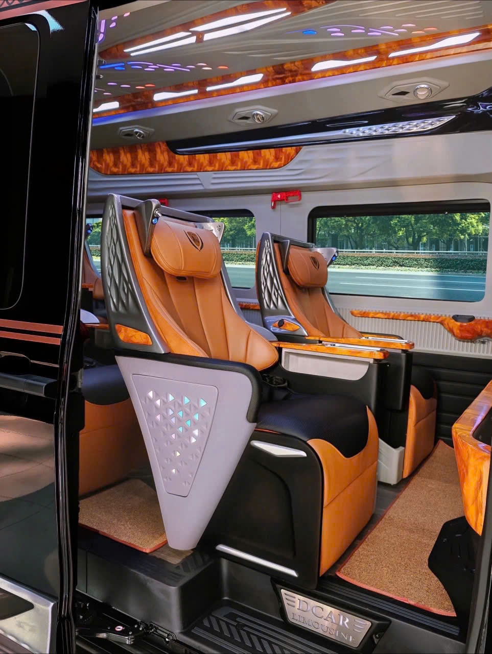 Thuê Xe Limousine Vĩnh Hy Trải nghiệm Limousine đẳng cấp – di chuyển riêng tư tại Vĩnh Hy. Liên hệ đặt xe Hảo Hảo Car ngay hôm nay để nhận giá ưu đãi!