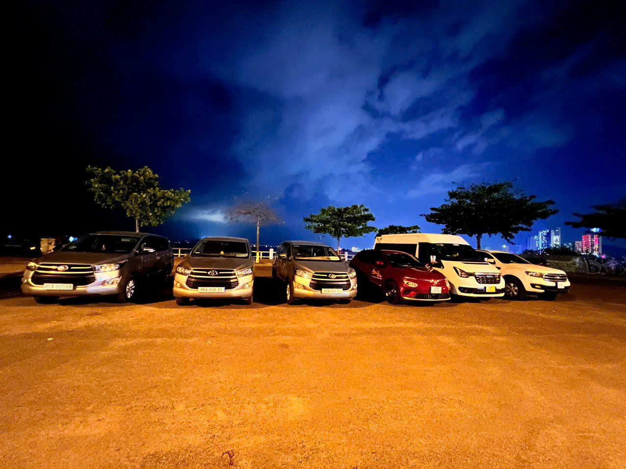 Đặt xe sân bay Cam Ranh đi Vĩnh Hy nhanh chóng – dịch vụ xe du lịch Vĩnh Hy trọn gói, xe 4–16 chỗ tiện nghi.